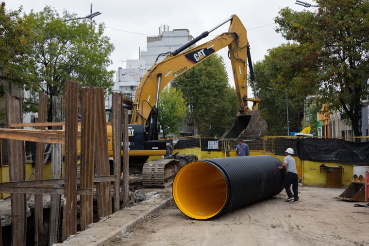 Las obras buscan mejorar el escurrimiento del agua y reducir anegamientos en distintos barrios de Buenos Aires.