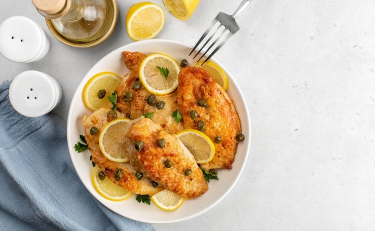 Pollo Piccata Una receta clásica de Italia para ahcer en minutos. Foto: Shutterstock