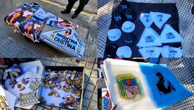 El merchandising que se vende en la calle durante la marcha en apoyo a Cristina Kirchner y en repudio al fallo de la Corte Suprema de Justicia. El merchandising que se vende en la calle durante la marcha en apoyo a Cristina Kirchner y en repudio al fallo de la Corte Suprema de Justicia.