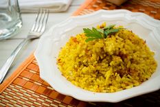 Arroz con curry Una receta clásica para hacer en simples pasos Foto: Kiwilimón Arroz con curry Una receta clásica para hacer en simples pasos Foto: Kiwilimón