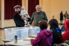 Gabriel Boric ya votó y llamó al electorado a acercarse a los centros de votación.