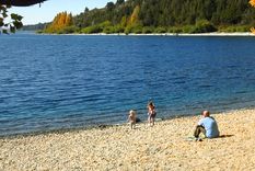 Una mujer murió el lunes mientras practicaba buceo en Playa sin viento, en el puente de lago Moreno. Foto: Bariloche Turismo Una mujer murió el lunes mientras practicaba buceo en Playa sin viento, en el puente de lago Moreno. Foto: Bariloche Turismo