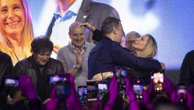 Manuel Adorni junto a Karina y Javier Milei.