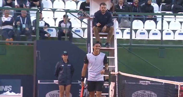 Las risas de Coria con el umpire. Foto: Captura