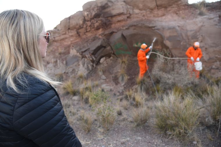 Hebe Casado, limpieza rocas vandalizadas Potrerillos
