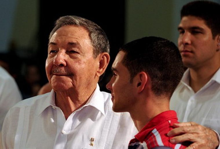 Raúl Castro junto a Elián González, hoy un adolescente. Foto: EFE