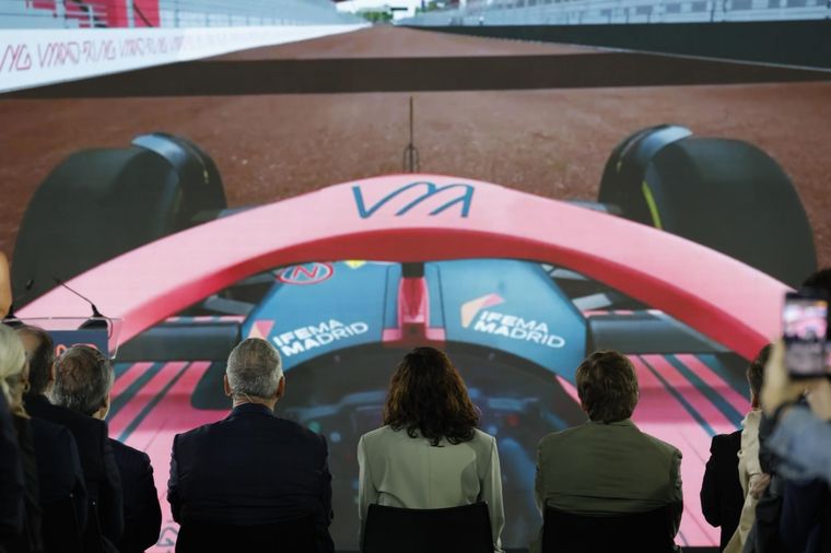 La presidenta de la Comunidad de Madrid, Isabel Díaz Ayuso, y el alcalde José Luis Martínez-Almeida durante la presentación del circuito de Fórmula 1 de Madrid en el Centro de Convenciones Ifema. Foto: EFE