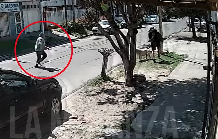 El jubilado corrió a un joven con un machete. Foto: Captura de pantalla