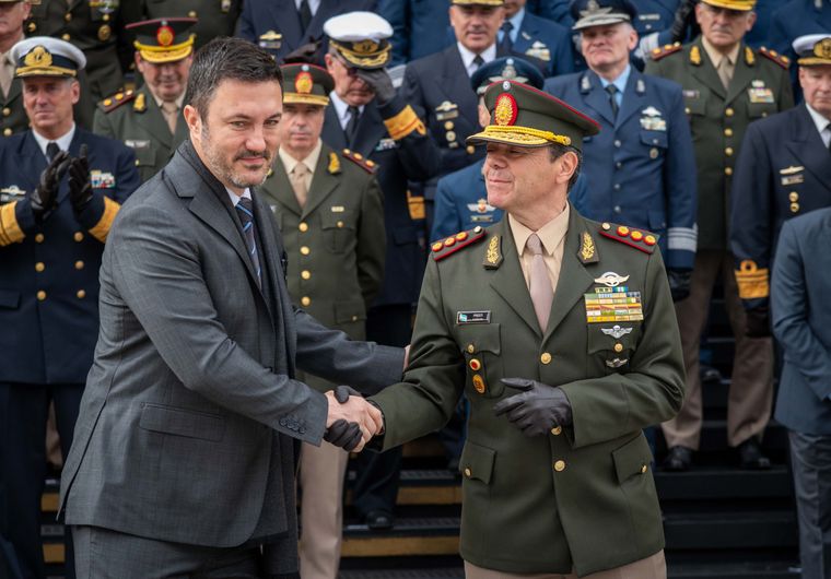 Luis petri junto al nuevo ministro de Defensa, Carlos Pestri. Luis petri junto al nuevo ministro de Defensa, Carlos Pestri.