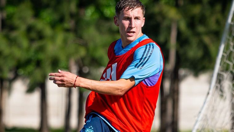 Santino Andino, figura de Godoy Cruz, se entrena con la Selección Sub 20 en el predio de la AFA en Ezeiza. 