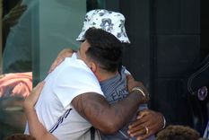 LeBron James abraza a Lionel Messi. Foto: Captura