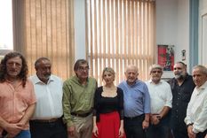 Representantes de las tres centrales sindicales presentes junto a la vicepresidenta segunda de España, Yolanda Díaz. Foto: Cuenta de X @HugoYasky