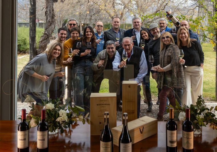 Silvio Alberto, de Bianchi, junto a integrantes de la familia y periodistas. Foto: Gentileza Bianchi