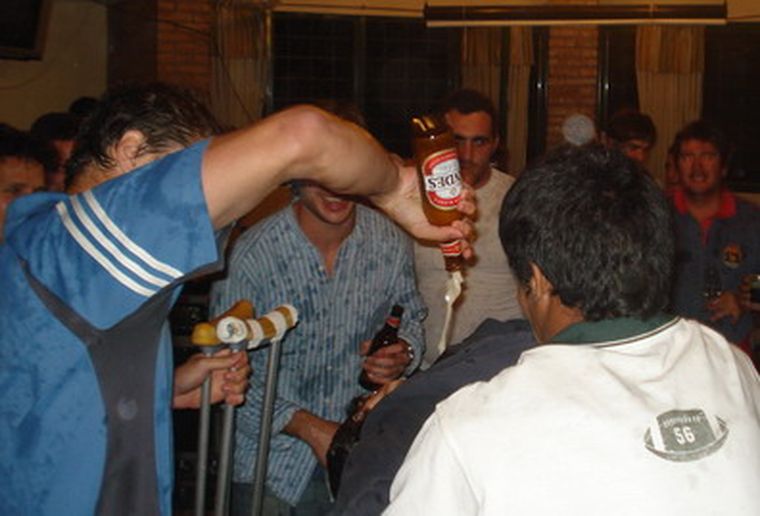 Los campeones festejan en el tercer tiempo. Foto: MDZ