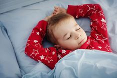 ¿Tu hijo no quiere dormir en su cama? sigue estos tips y lógralo con éxito