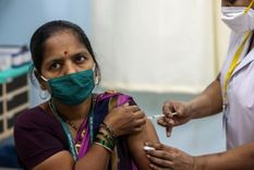 La compañía británica AstraZeneca tiene un acuerdo bilateral con el Instituto Serum de India para que produzca su vacuna. Foto: EPA