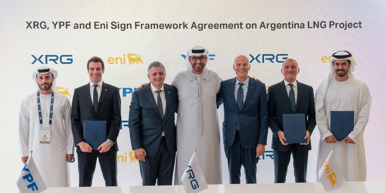 La firma del acuerdo por la exportación de GNL gas entre YPF, ENI y XRG, la filial energética de ADNOC, es uno de los ejes de las inversiones de la petrolera estatal argentina en 2036.