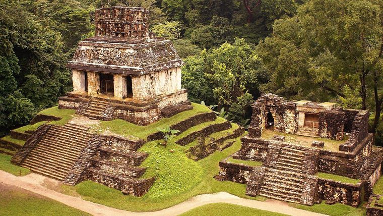 Las ruinas de templos mayas, como estas en México, son recordatorios de la herencia antigua de la cultura.
