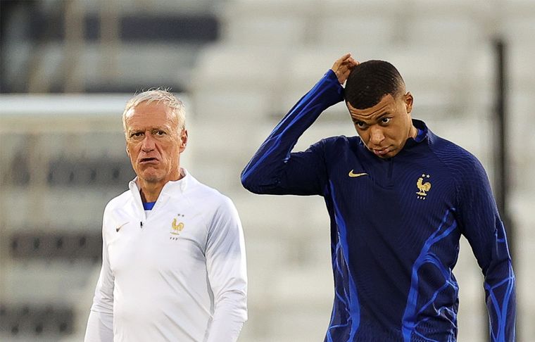 Didier Deschamps El entrenador de Francia probó en la práctica con Mbappé como delantero centro. Foto: EFE
