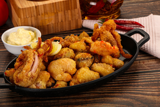 La receta destaca por usar harina fina y aceite muy caliente, logrando una fritura ligera típica del sur de España.