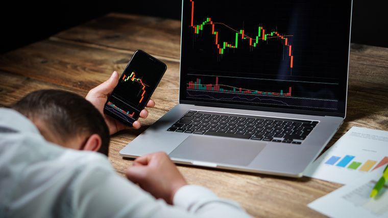 Las accionas argentinas en Wall Street y los bonos soberanos en dólares operan mayormente en rojo reflejando la incertidumbre que reina en el mercado, pese a las declaraciones de Scott Bessent y el rescate de Estados Unidos.&nbsp;&nbsp;