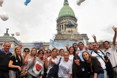 cfk pondero el 1m, bajo la lluvia y sin paraguas