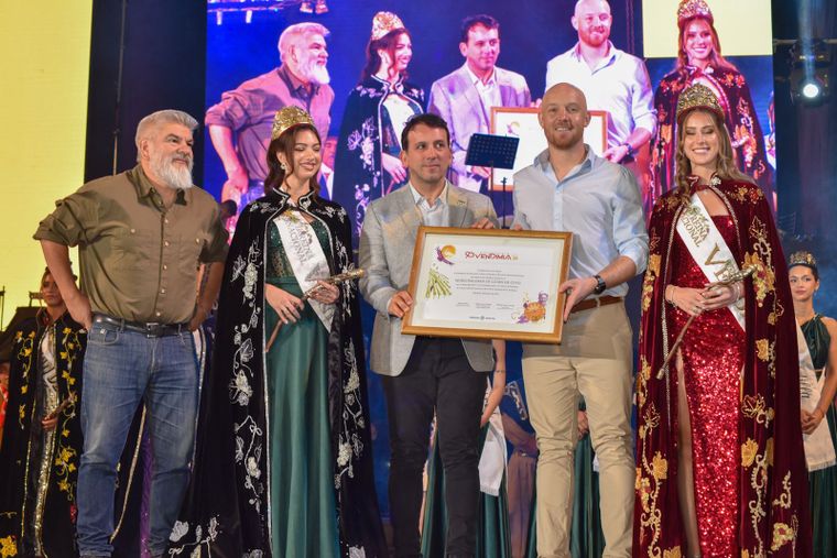 Diego Gareca, Tadeo García Zalazar y Esteban Allasino junto a Reina y Virreina de la Vendimia 2025. Diego Gareca, Tadeo García Zalazar y Esteban Allasino junto a Reina y Virreina de la Vendimia 2025.