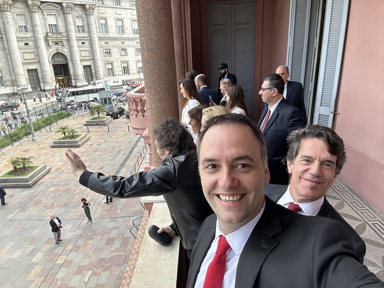 En medio de los constantes rechazos del Congreso, Javier Milei ya piensa en 2025. Uno de sus más cercanos soldados tendría amplias chances de una candidatura Foto: @madorni