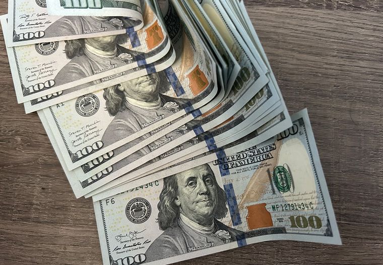 El dólar cerró la última rueda antes de las elecciones por encima de los 1500 pesos, mostrando cierto nerviosismo en el mercado.