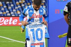 napoli recordo a diego y conmovio a todos: ofrenda, camiseta argentina y un silencio estremecedor