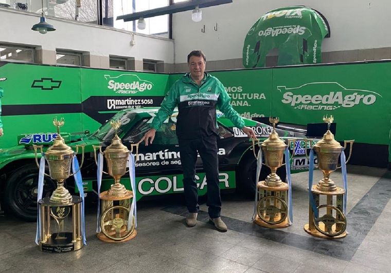 Alberto Canapino posa con las cuatro copas que logró Agustín en el Turismo Carretera. Foto: @canapino