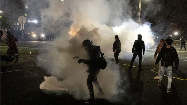 Decenas de manifestantes se acercaron a la estación de policía de Brooklyn Center. Foto: Getty Images