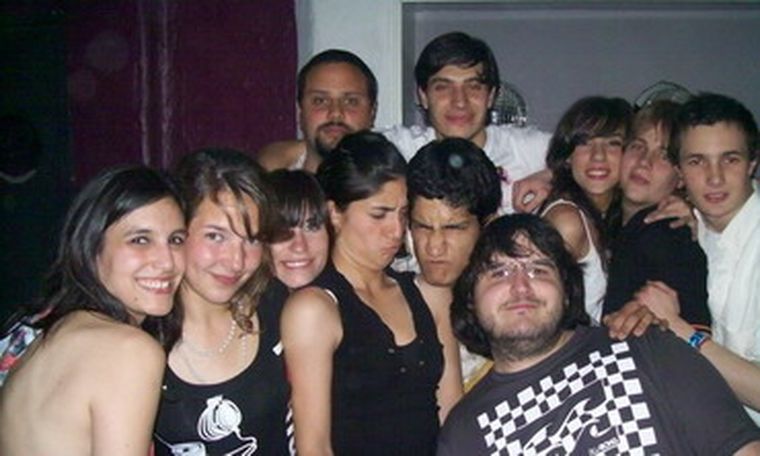 Emanuel Cerutti y una gran previa en su casa. Foto: Gentileza