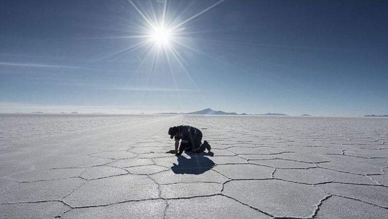 El Salar de Uyuni en Bolivia es un sitio peculiar para el turismo en la región. Foto: GETTY IMAGES