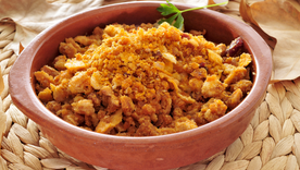 Aunque es una receta salada, en muchas regiones de Extremadura se sirve con uvas, naranjas o melón, creando un contraste dulce-salado muy característico y sorprendente.
