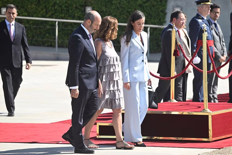 Felipe y Letizia rumbo a Egipto: los detalles de la despedida real en el aeropuerto. Felipe y Letizia rumbo a Egipto: los detalles de la despedida real en el aeropuerto.