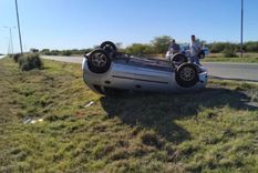 El coche dio un tumbo y quedó como se ve en esta imagen. Foto: gentileza El coche dio un tumbo y quedó como se ve en esta imagen. Foto: gentileza