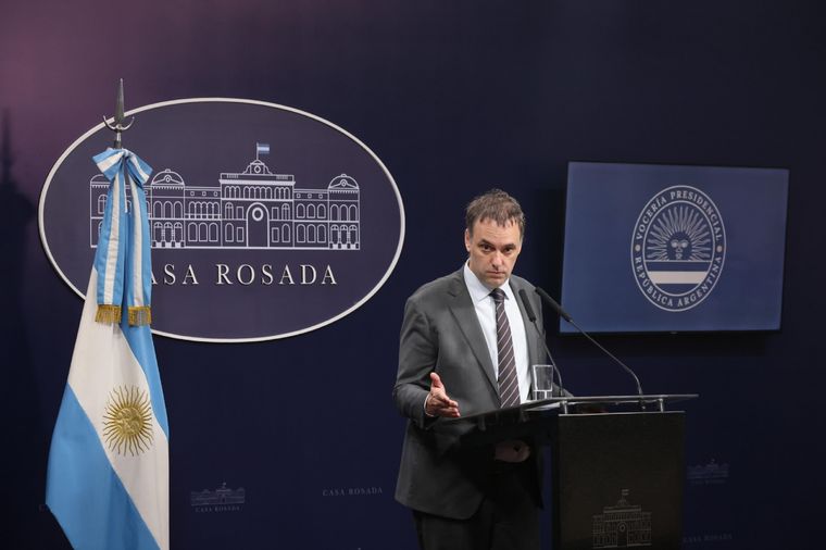 El vocero presidencial, Manuel Adorni, remarcó el compromiso del Gobierno con impulsar el proyecto de Ficha Limpia y rechazó las acusaciones de la oposición. Foto: Prensa Presidencia