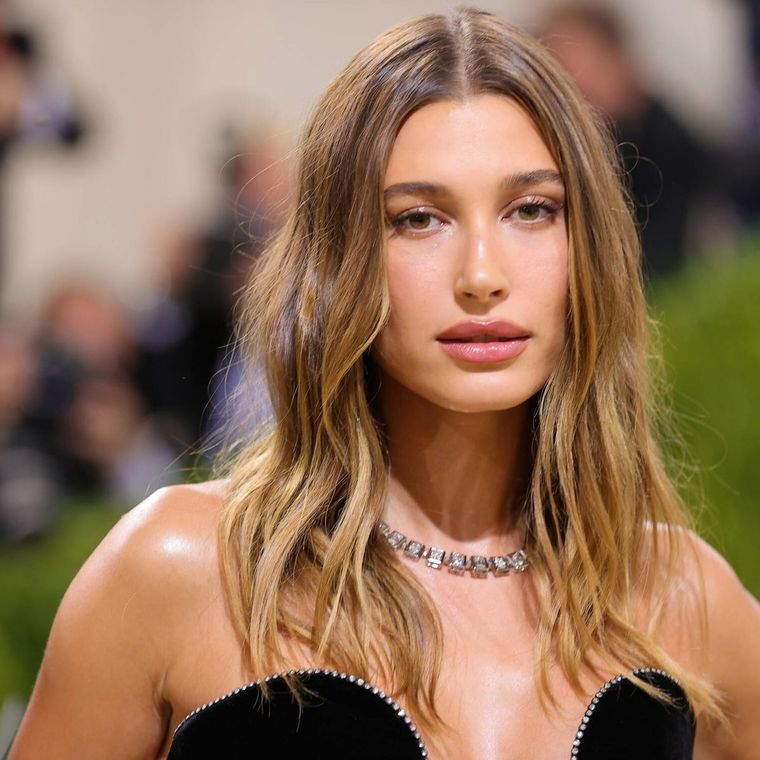 La versatilidad de Hailey Bieber, pasar de look para gala a look relajado para pasear por la ciudad Foto: Foto: Instagram @haileybieber