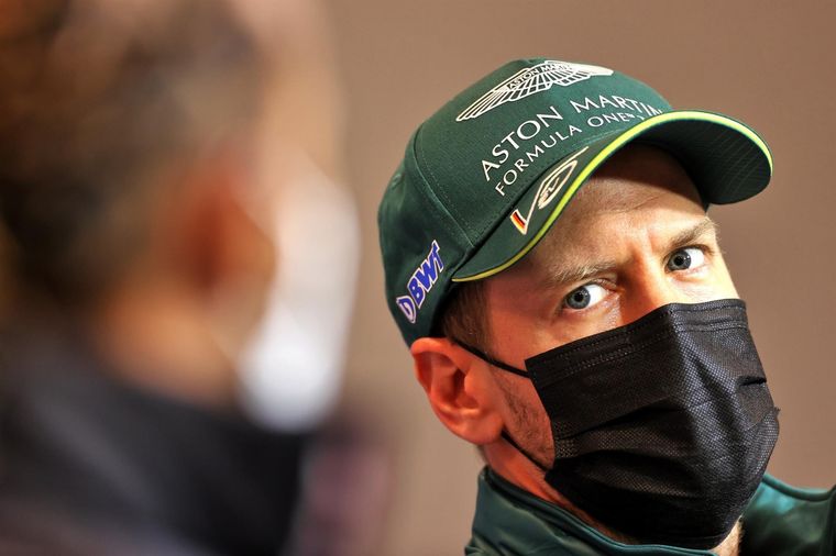 Vettel fue sancionado por obstruir a Fernando Alonso. Foto: Aston Martin