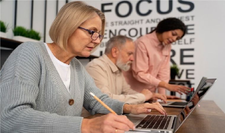 Cómo acceder a los cursos para jubilados Foto: Freepik