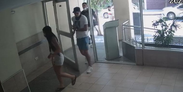Los ladrones ingresaron detrás de la víctima
