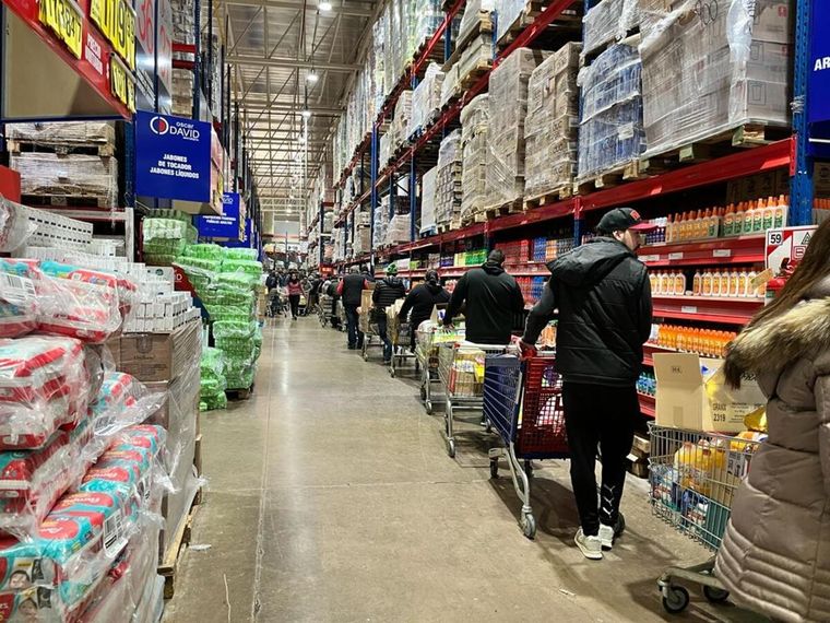El lunes arrancó con largas colas en los supermercados. Foto: Andrea Ginestar