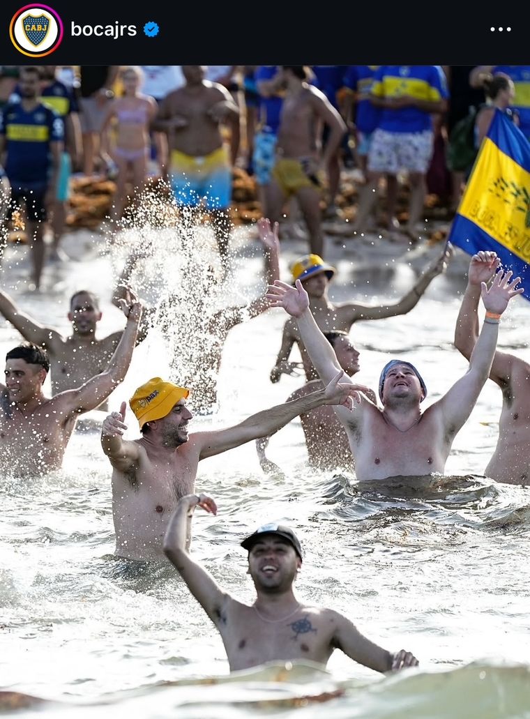 Los hinchas de Boca Juniors en el mar. Foto: Instagram BocaJrs. Los hinchas de Boca Juniors en el mar. Foto: Instagram BocaJrs.