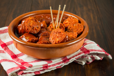 MDZol | En muchas sidrerías de Asturias, esta receta se sirve como tapa imprescindible y suele acompañarse con pan rústico para aprovechar la salsa ароматizada que queda tras la cocción.