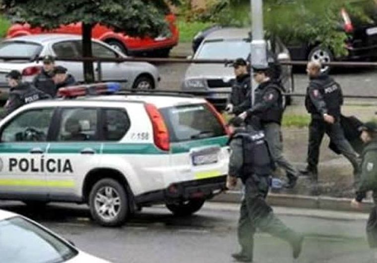 La policía aún busca al homicida y a su compañero.