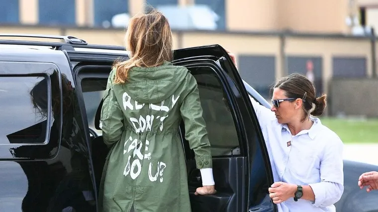 Melania Trump luciendo la polémica chaqueta con la frase que desató el repudio internacional en 2018. Melania Trump luciendo la polémica chaqueta con la frase que desató el repudio internacional en 2018.