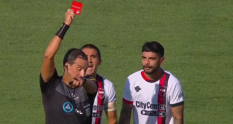 La expulsión a Banega. Foto: Captura