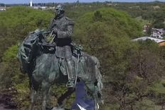 El bronce de Querol en el coronamiento del monumento
