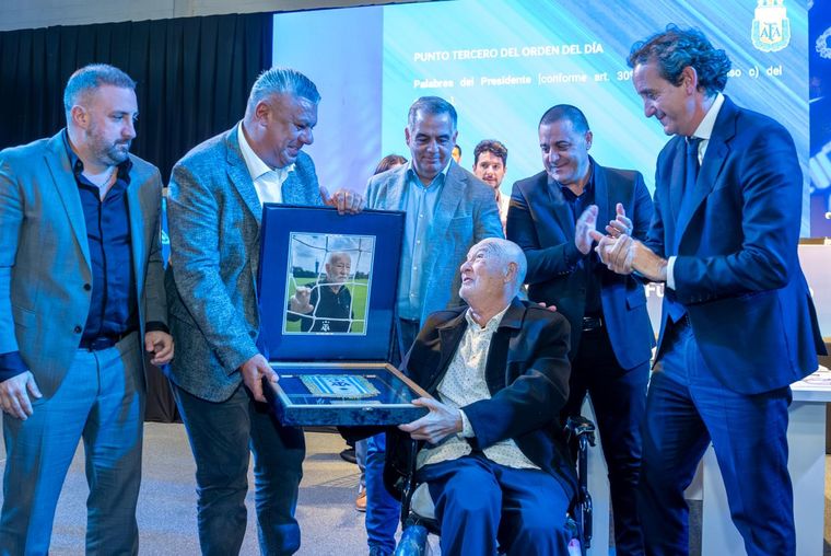 Hace menos de un mes, el 28 de octubre, la dirigencia de la AFA encabezada por Claudio "Chiqui" Tapia le rindió homenaje a Omar Souto, histórico Gerente de Selecciones Nacionales. Hace menos de un mes, el 28 de octubre, la dirigencia de la AFA encabezada por Claudio "Chiqui" Tapia le rindió homenaje a Omar Souto, histórico Gerente de Selecciones Nacionales.